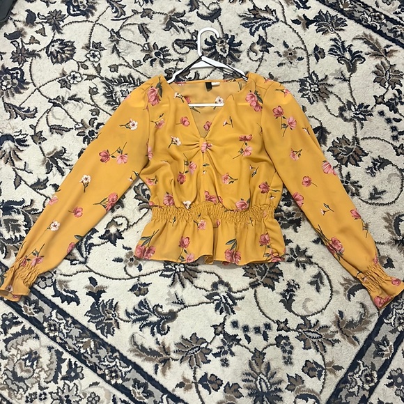 Cute HandM yellow blouse chiffon size US 4 - Picture 1 of 1